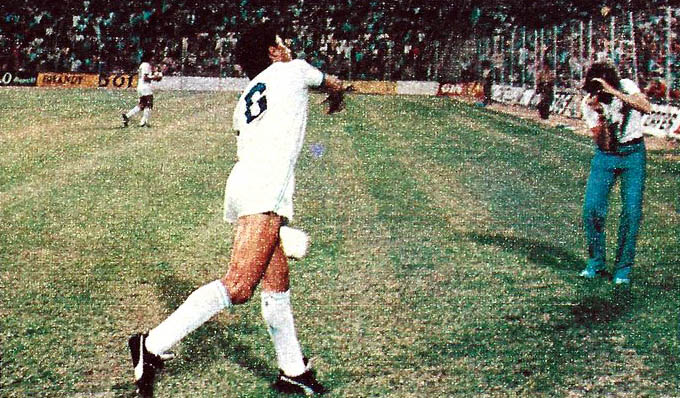 Jugador cobrando un saque de esquina en un partido de fútbol argentino