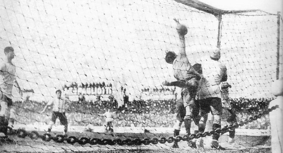 Jugada de córner en un partido del fútbol argentino