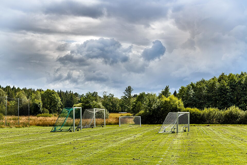 Hinchas mirando un clásico en un bar deportivo
