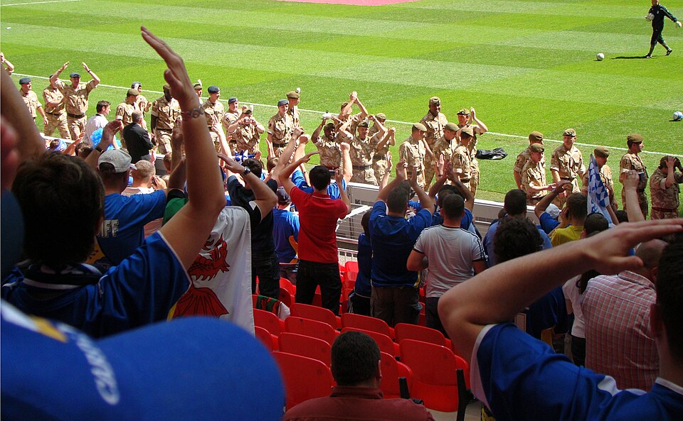 Hinchas siguiendo un partido en un bar deportivo