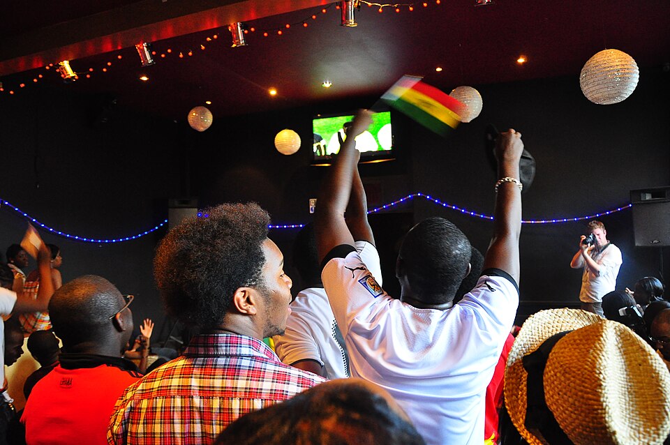 Aficionados viendo un partido en pantallas durante la noche