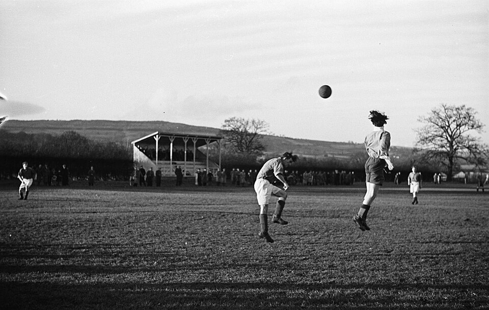 Aficionados viendo fútbol en un bar durante una jornada