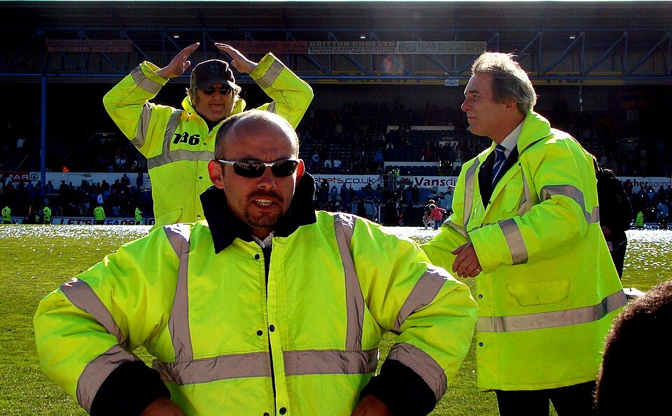 Aficionados de Sporting Kansas City ondeando banderas