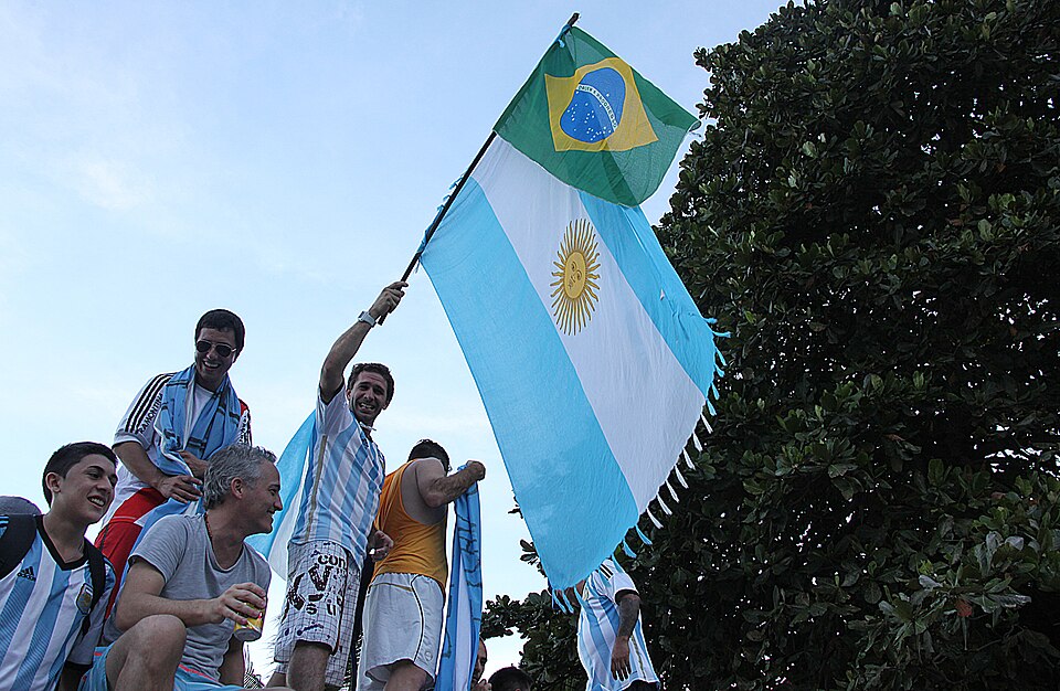 Tribuna con banderas de equipos argentinos en día de clásico
