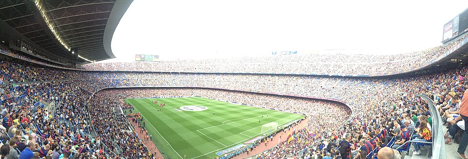 Vista de un campo de fútbol compacto con tribunas cercanas